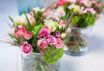 Frühlimgsblumen in Vase